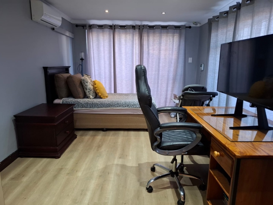 5 Bedroom Property for Sale in Langenhovenpark Free State